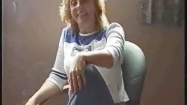 Vynikajúci :  Holohlavý tréner naťahuje naolejovanú blondínku Brandi Bae v prázdnej telocvični Videoklip 