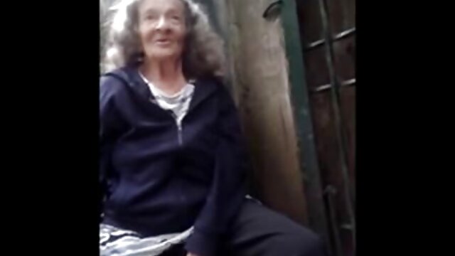Vynikajúci :  Roztomilá Lexi Luna má vagínu pripútanú prsnatou ženou Cory Chase Videoklip 