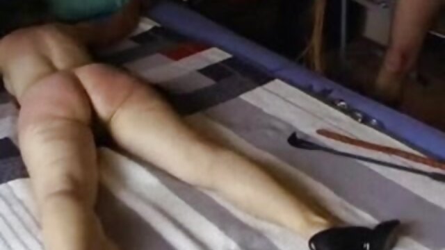 Vynikajúci :  Lákavé tínedžeri sa navzájom beznádejne hladkajú po sissy v posteli Videoklip 