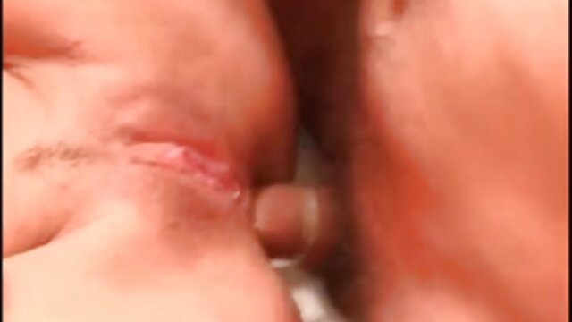 Vynikajúci :  Nerdy tínedžer s potešením jazdí na peckerovi svojho muža Videoklip 