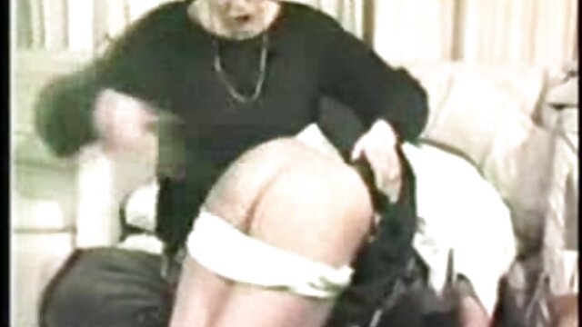 Vynikajúci :  Lesbické krásky v pančuchách si na gauči užívajú sladké lízanie Videoklip 