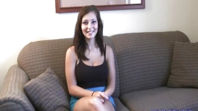 Vynikajúci :  Tesniace dospievajúce dievča zdvihne nohu a dostane penis Videoklip 