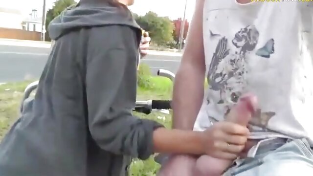 Vynikajúci :  Stranded nerdy teen saje vtáka v aute Videoklip 