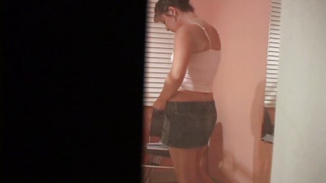 Vynikajúci :  Swanky MILF s mohutnými prsiami sa zabáva s ružovým vibrátorom Videoklip 