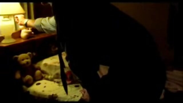 Vynikajúci :  Sladká tínedžerka ústne potešuje svojho muža predtým, ako mu otvorí nohy Videoklip 