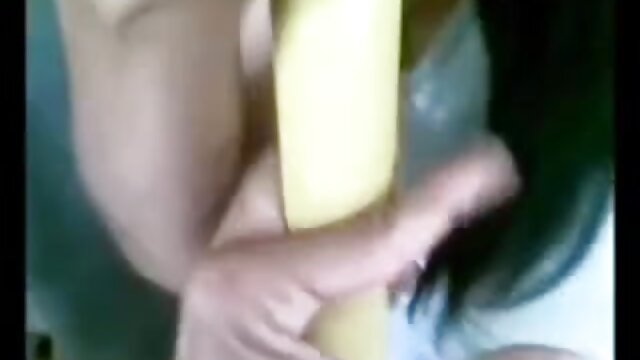 Vynikajúci :  Rozkošná tínedžerka si vŕta do zadku v HD Videoklip 