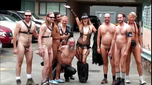 Vynikajúci : Dobre vyzerajúce dievčatá trávia dobrý čas testovaním nových sexuálnych hračiek v posteli Videoklip