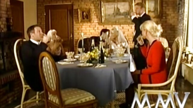 Vynikajúci :  Traja nezbední miláčikovia si v posteli navzájom uctievajú mokrú maškrtu Videoklip 