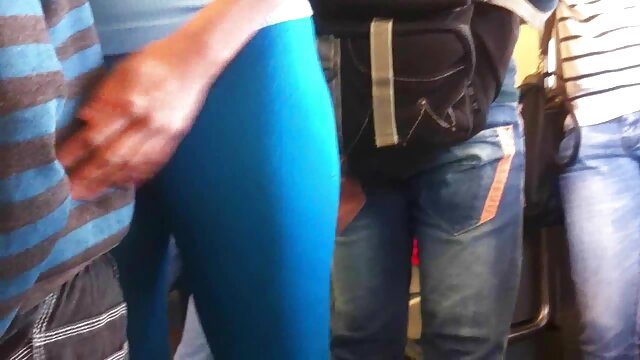 Vynikajúci :  Ginger hottie hľadí do kamery, zatiaľ čo fúka a jazdí na veľkom vtákovi Videoklip 