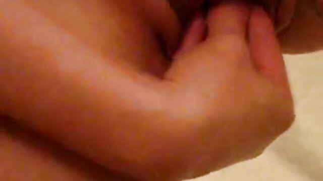 Vynikajúci :  Teen pomáha nevlastnému bratovi zbaviť sa cicania a šukania modrých guličiek Videoklip 