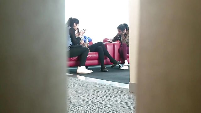 Vynikajúci :  Dve chtivé tínedžerky, ktoré sa delia na gauči o nádherného chrobáka Videoklip 