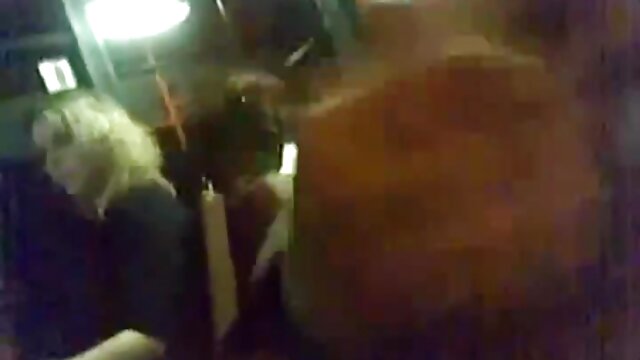 Vynikajúci :  Dve nadržané dievčatá zbije porno veterán Videoklip 