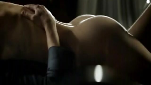 Vynikajúci :  Dva masívne kohúty sú dvojité vŕtanie jedného perverzného kuriatka Videoklip 